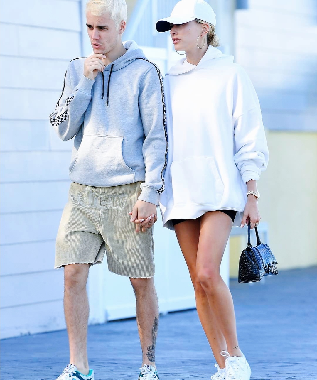 比伯遇到海莉后的改变,比伯和海莉低谷期