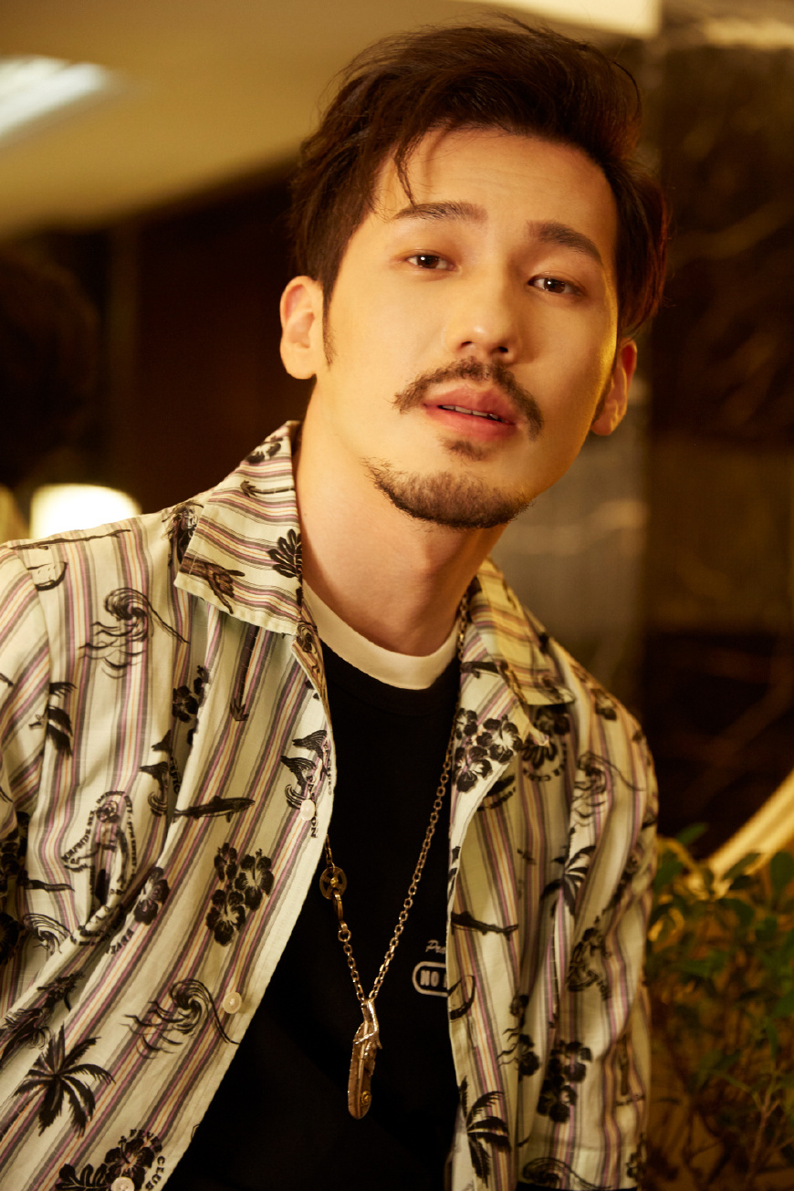 你可以说他不帅，但不得不承认他是型男