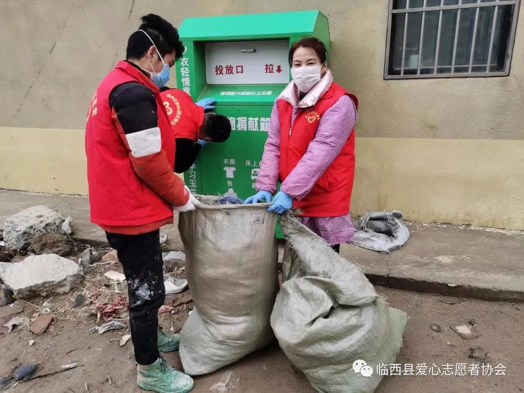 防控疫情爱心捐款新闻报道,致敬抗疫一线志愿者们