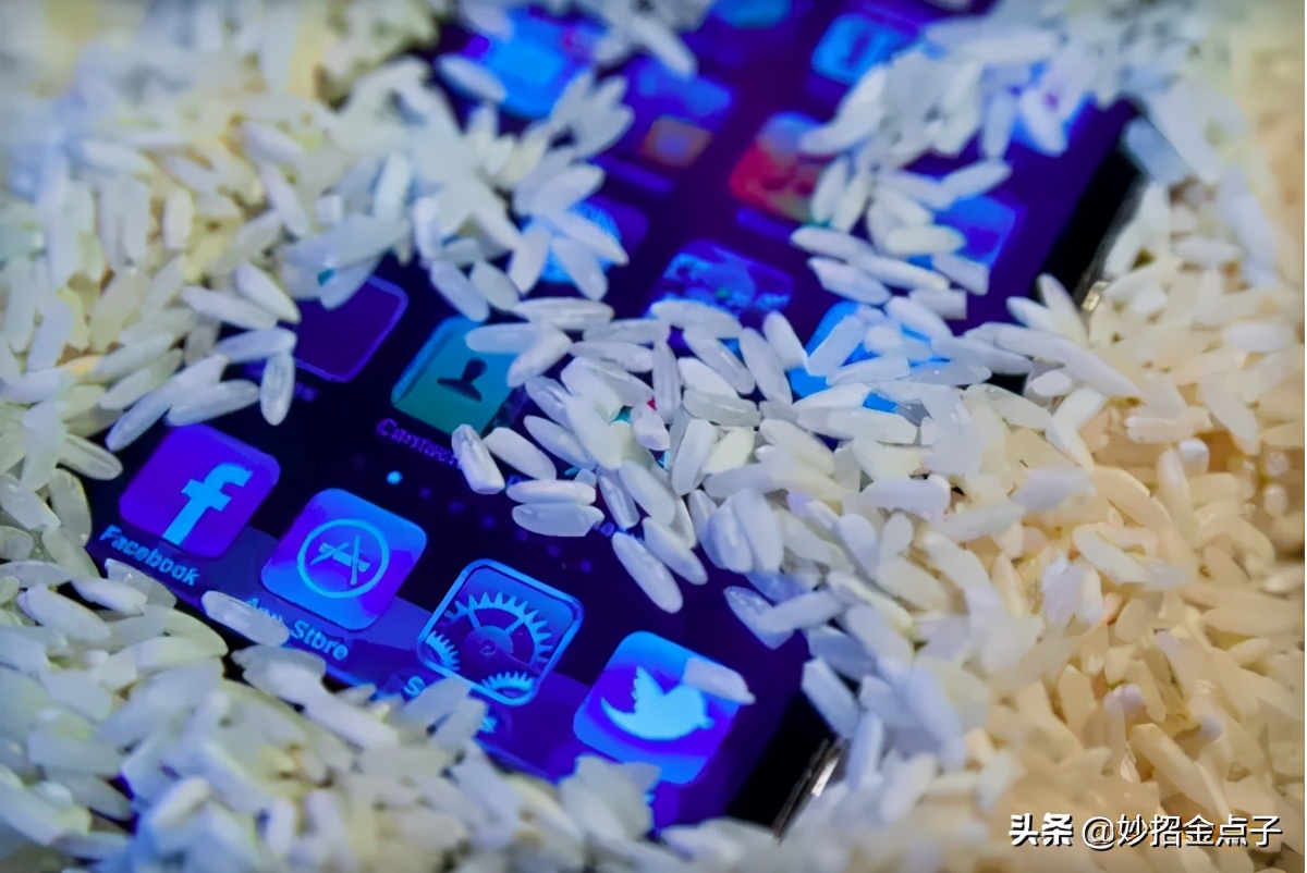 手机不小心被开水溅到有事吗,手机不小心被水冲了一下怎么办