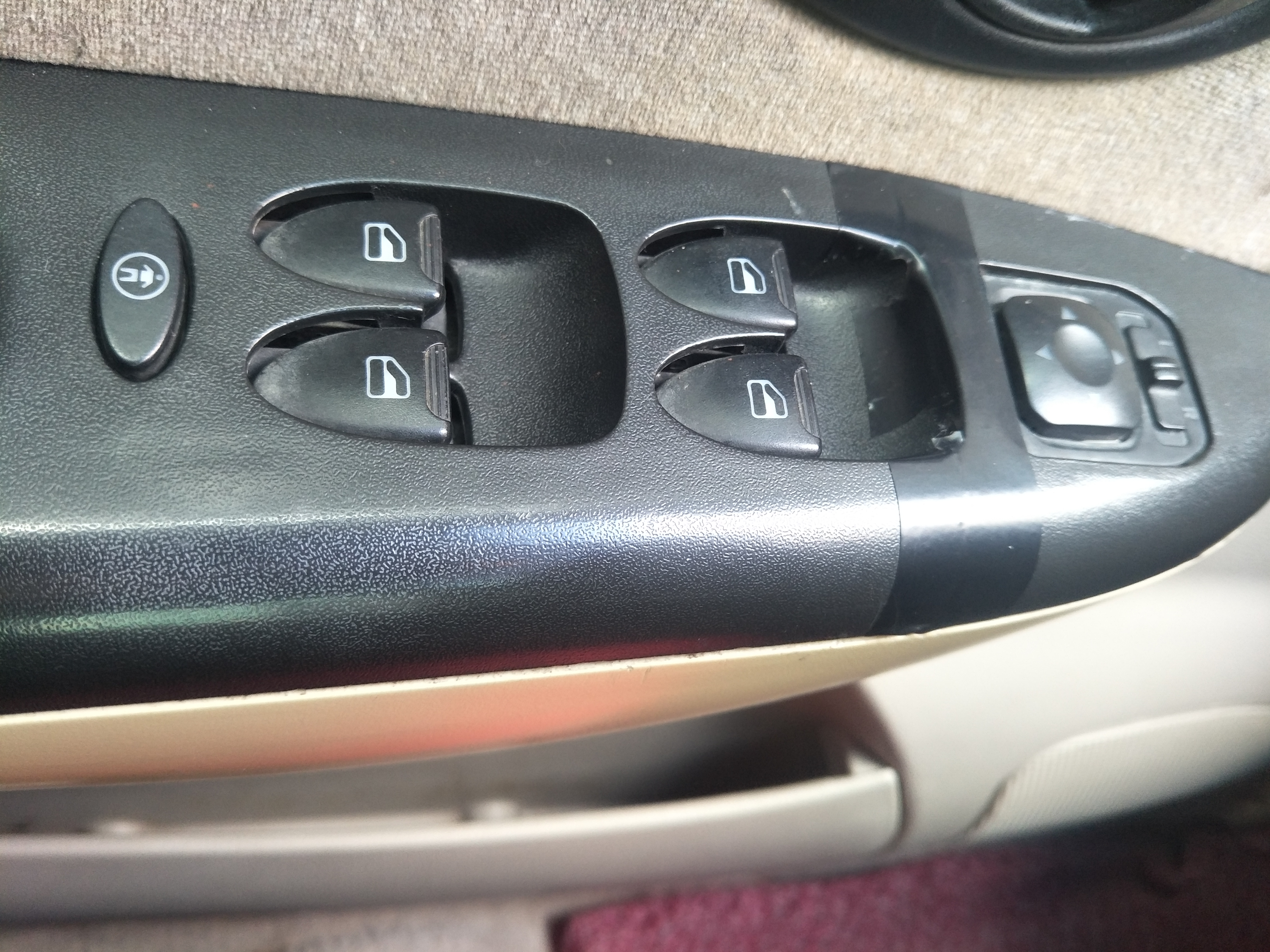 什么办法不让车钥匙忘车里面,车钥匙忘记带打开车门小技巧