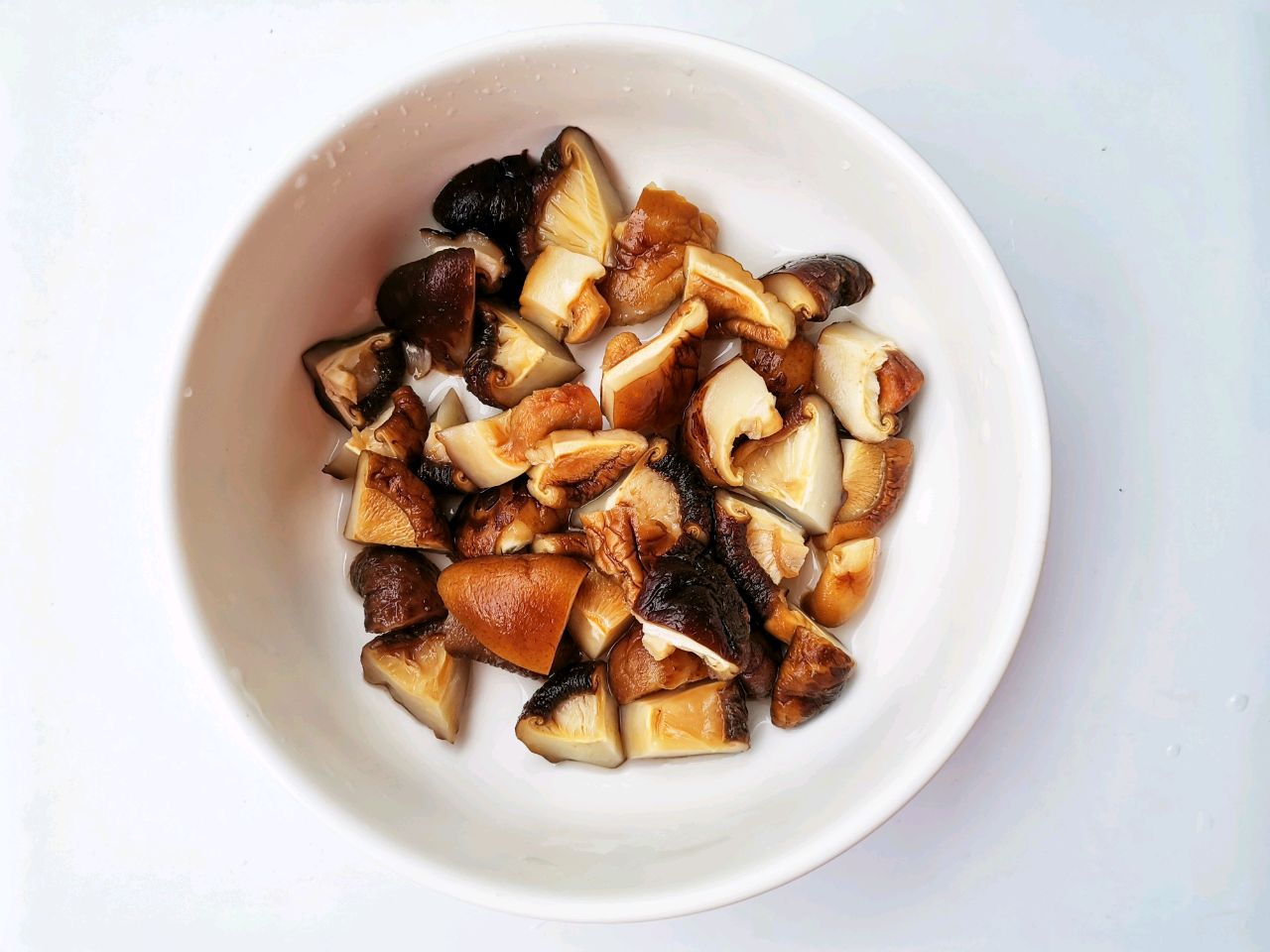 电饭锅香菇鸡丁焖饭,懒人版香菇鸡腿焖饭