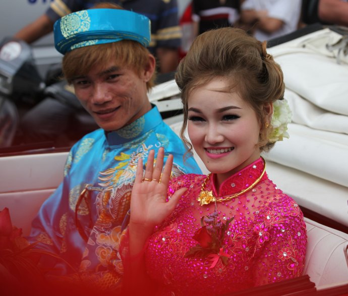 越南摩托车接亲很火视频,越南婚车队