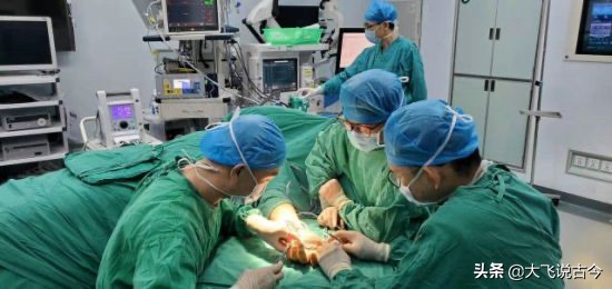 浙江一小伙为了骗女友的钱，一个人扮演11个角色，堪称奥斯卡影帝