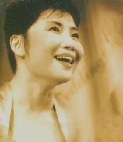 有没有当年李娜出家剃度视频,李娜出家后的青藏高原