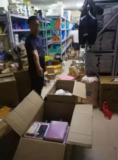 南宁民生路这家店卖“山寨”手机配件，狠赚十几万！员工：我们都不敢用