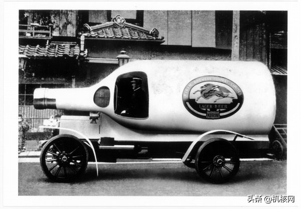 如果你去过新宿,那一定见到过这样一辆放着*脑洗**音乐的大卡车