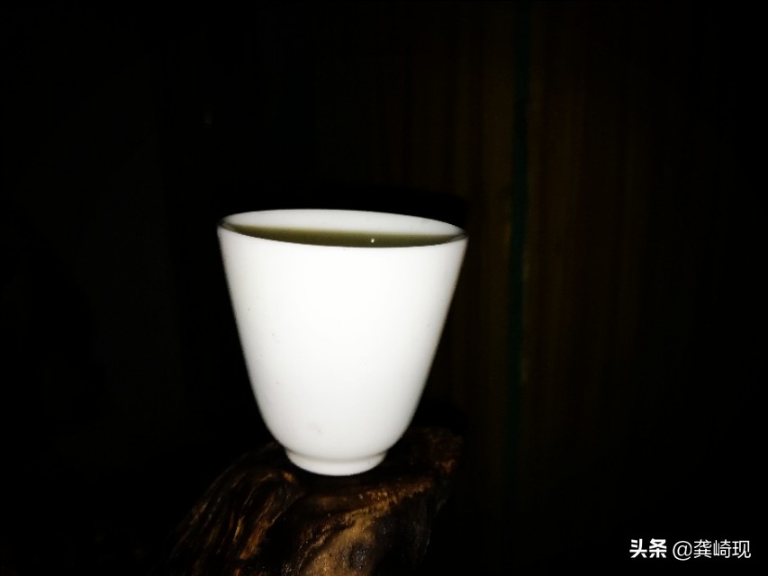 用根雕茶桌喝茶,根雕小茶桌泡茶