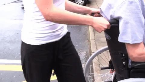 翻车摔伤了怎么办,电动轮椅上坡翻车如何操作