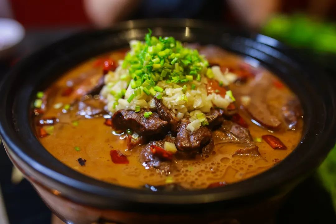 青岛这家餐厅藏着一个老北京，北京烤鸭，京六件、炖吊子都能吃到