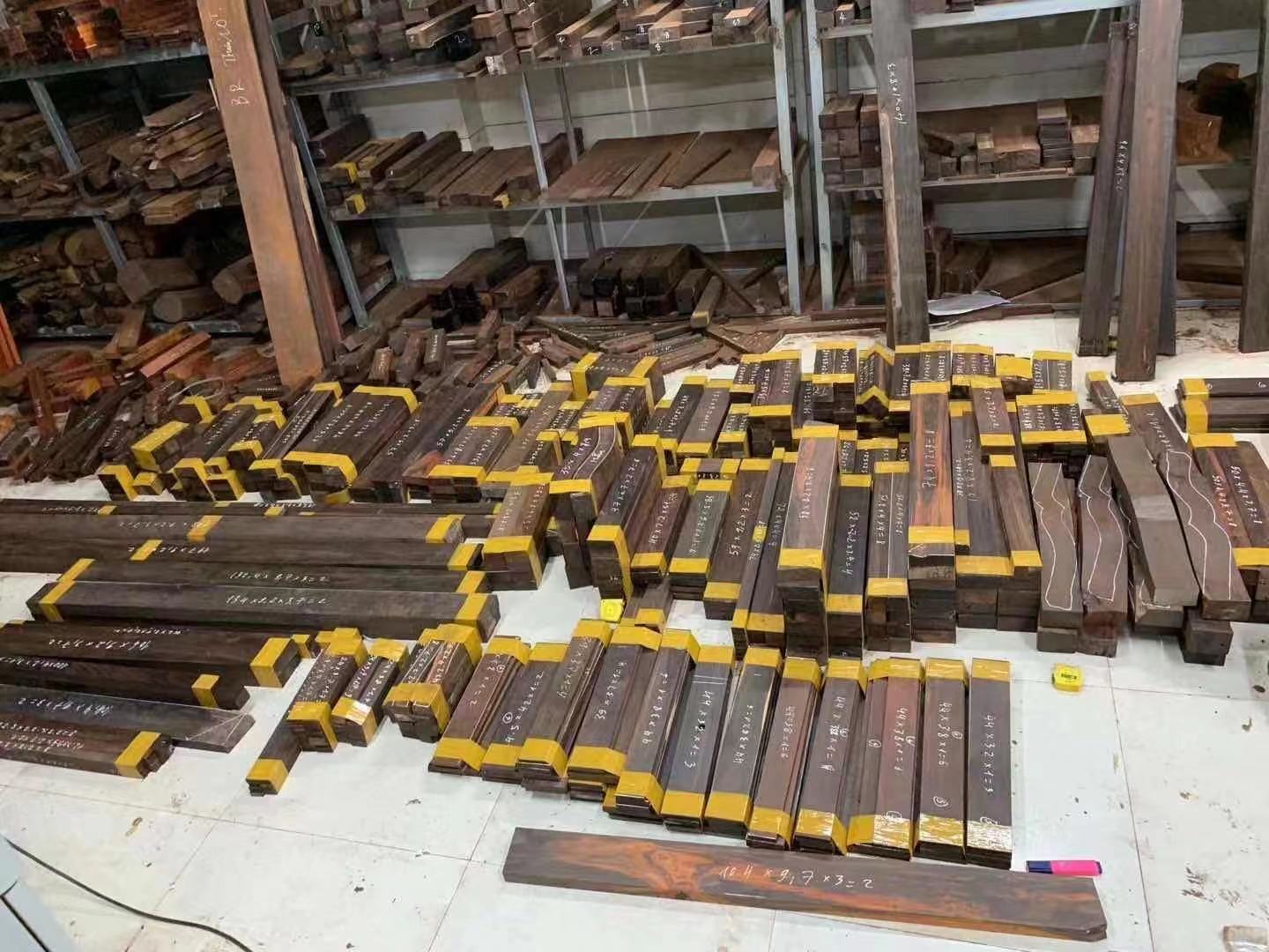 老挝大红酸枝是国标红木吗,红木和大红酸枝有什么区别