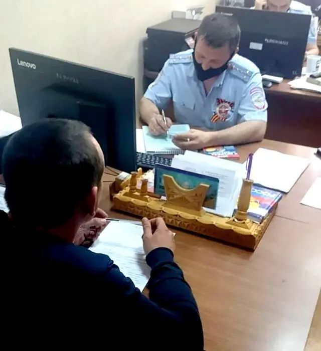 外国女人坐摩托车穿黑裙子,外国女胖子坐摩托车