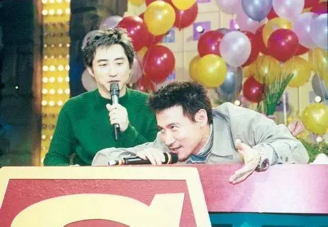 买二手衣服回家补、一张椅子用18年，这8位明星，有钱也没乱花