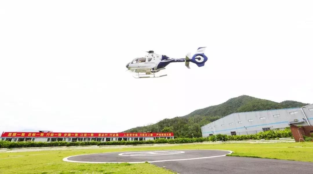 巨邦快乐集结号丨看见了，其中一艘游艇上，是我们的船长大舅哥