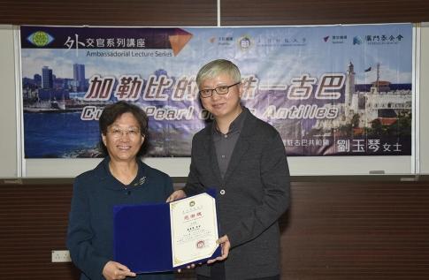 一个“不想上”北外的姑娘，却成为新中国的大使