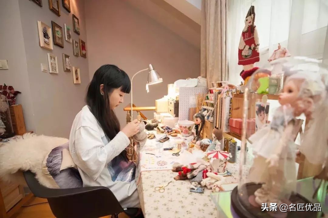 怎么用不要的衣服给玩偶做裙子,怎么给小玩偶做好看的小裙子