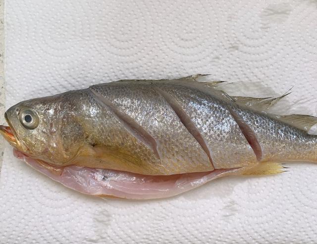 煎鱼诀窍怎么煎才会酥脆,煎鱼的时候怎样煎才不粘锅