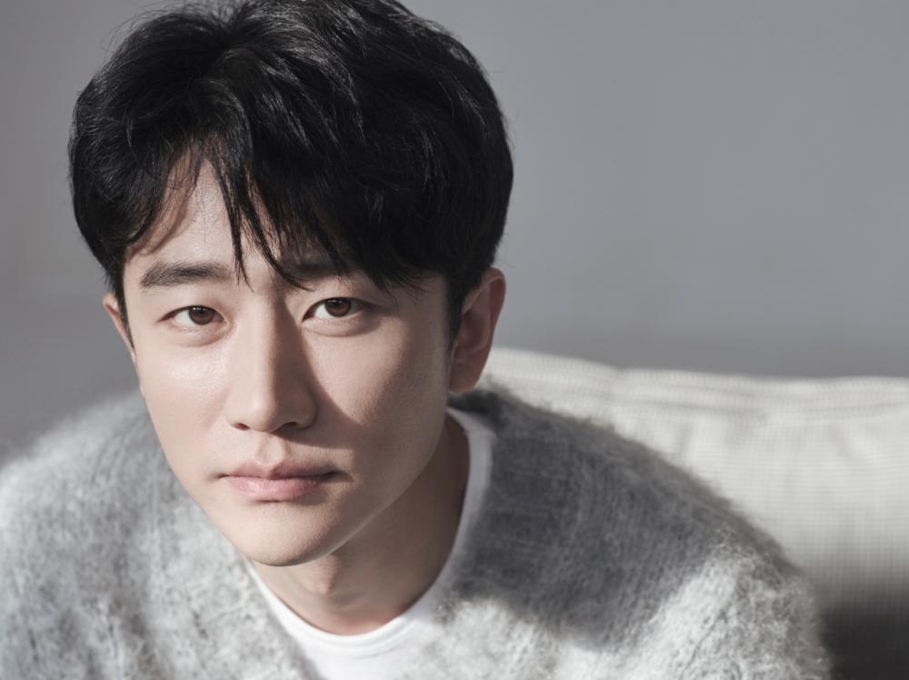 “不靠傍大姐”，36岁的黄轩，打了多少男明星的脸？