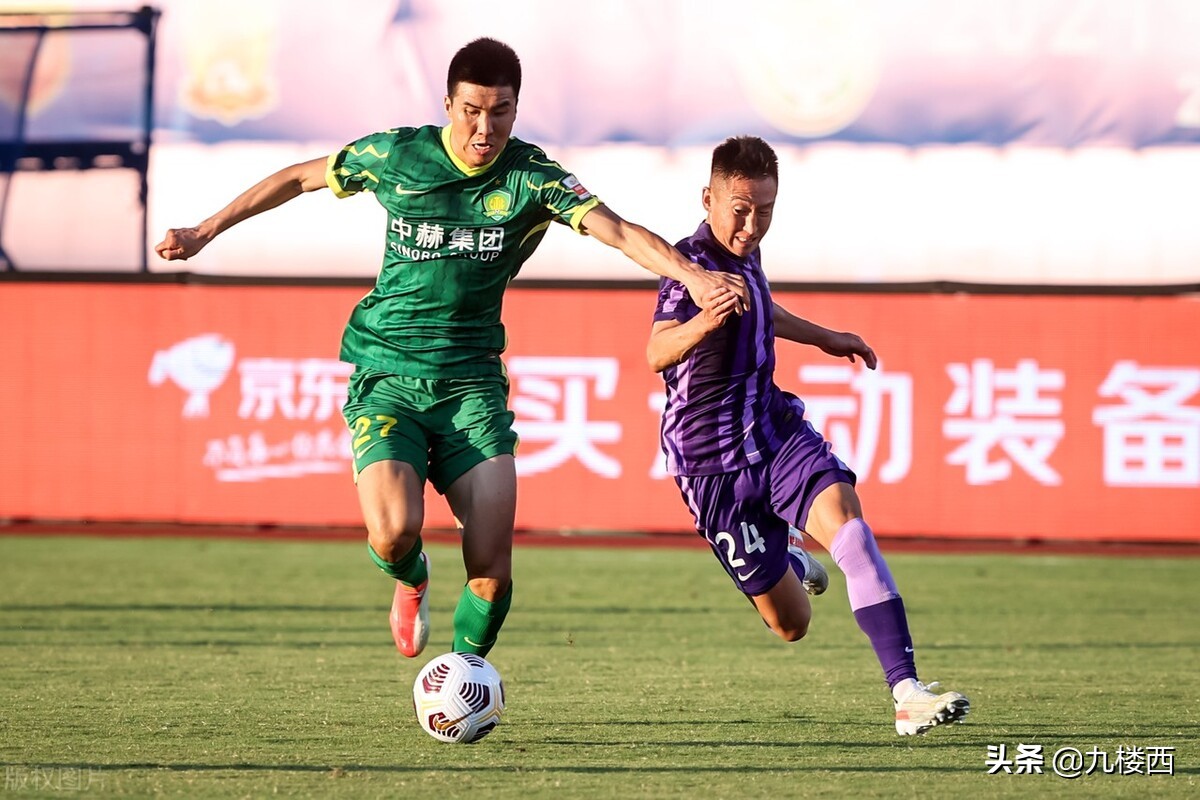 中超越来越业余，球员入场等待靠大树乘凉，球场不完善就像踢野球