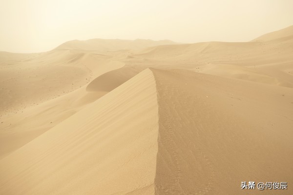 鸣沙山月牙泉堆满了游客,鸣沙山月牙泉景区