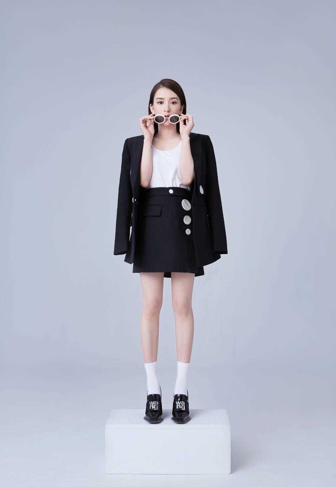 天王嫂方媛晒海边写真,郭富城方媛穿衣搭配