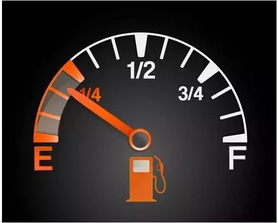 油表加满油指针下不来怎么回事,加油时油表指针不动怎么回事