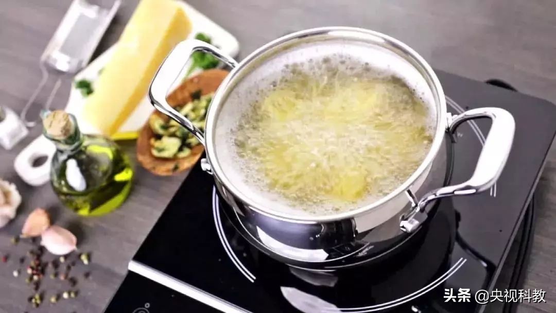 油锅起火怎么办别慌来支招,油锅着火别着急下一句