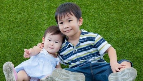 真实的二胎生活：妈妈被两个熊孩子给气晕，这可怎么办？