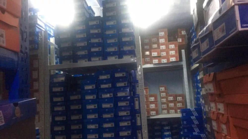 不得了了，你的阿迪耐克可能是假的，查获阿迪耐克近万双莆田假鞋