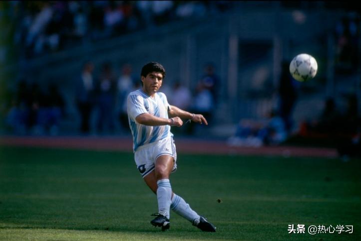 足球界马拉多纳的光辉时刻,足球庆祝动作致敬马拉多纳