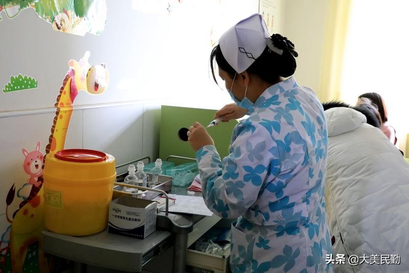 一边看动画片一边雾化,边做雾化边看动画