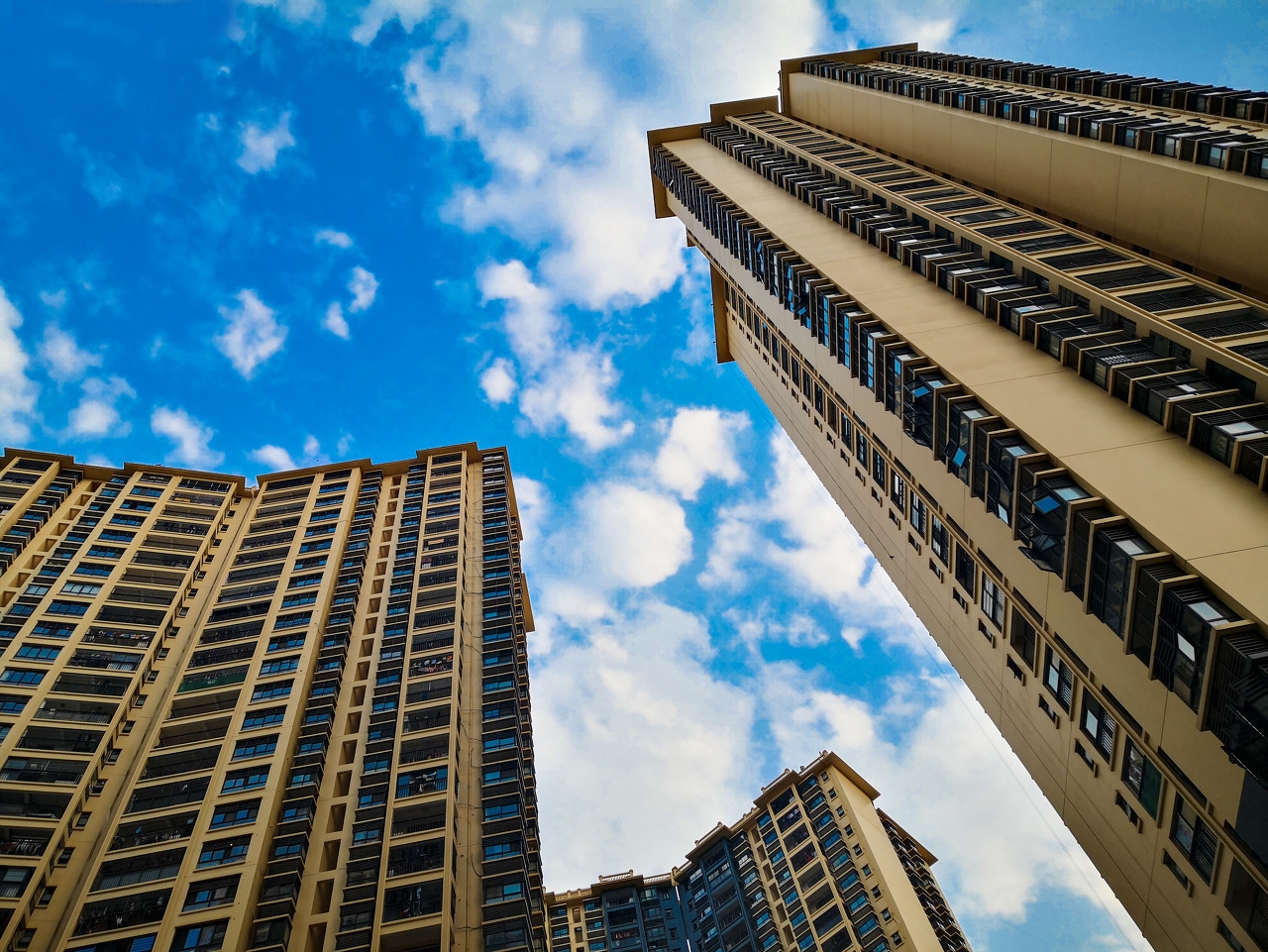 地推小伙兼职赚钱,小伙在小区做小生意