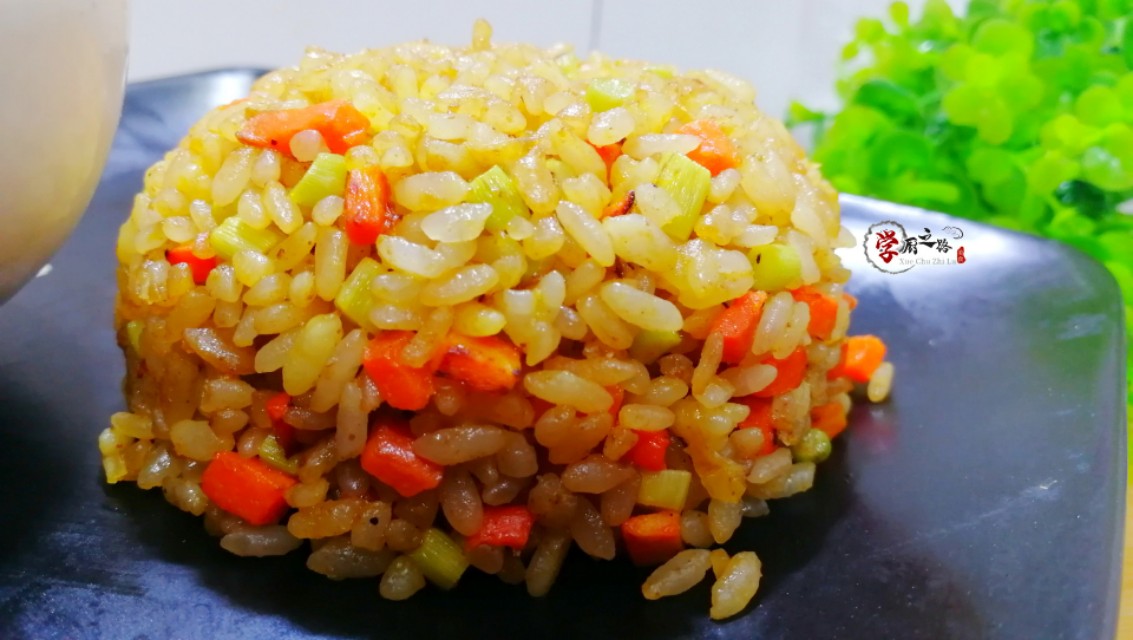 蛋炒饭黏糊成团易沾锅？看10年炒饭摊主如何操作，松散干香有诀窍