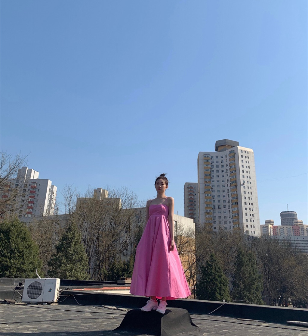 李子璇粉色吊带裙,李子璇穿搭夏季