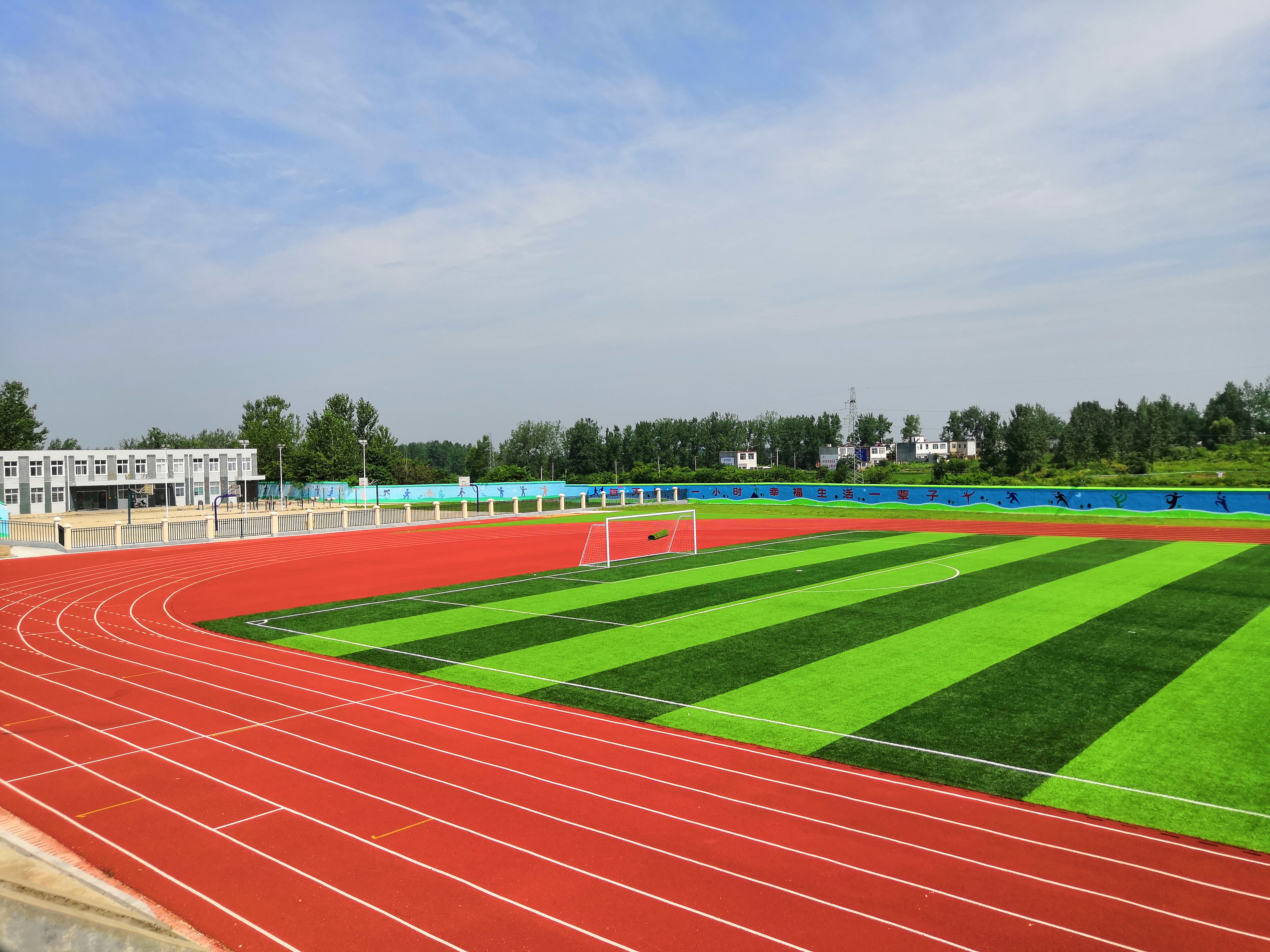 平桥区推进中小*运学**动场标准化建设，塑胶运动场比例达70%