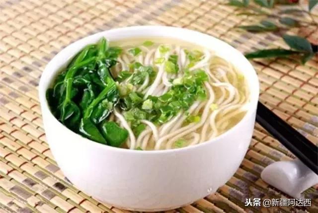 小伙吃火锅发现新大陆,小伙吃火锅吃出奇怪东西