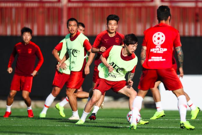 新华社评国足五大毒瘤,名嘴评价中国足球失误