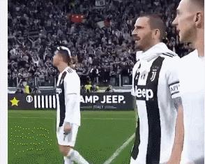 c罗被喊梅西送飞吻,c罗和队友跳舞庆祝白色球衣