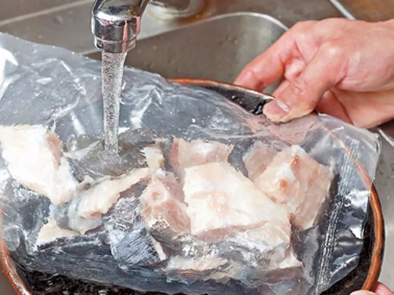 冷冻鱼清蒸需要解冻吗,冷冻的鱼解冻后怎么复活