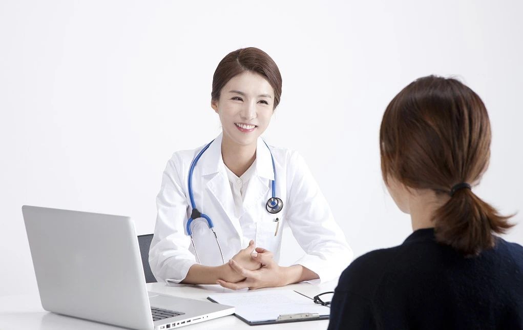 乳房突然发现有硬块怎么办,在乳房摸到一个硬块是正常的吗