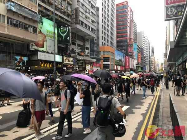 最新：香港警方旺角清场！暴徒竟拆*旗国**升“独”旗