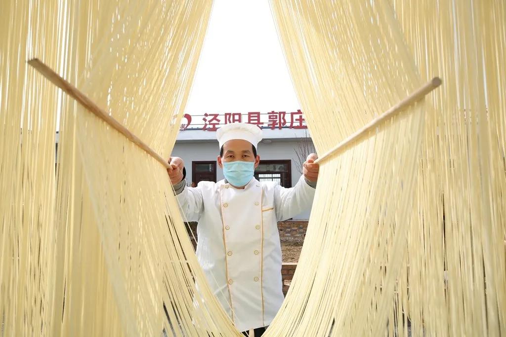 万条“银丝”挂起来！满满的泾阳好味道…