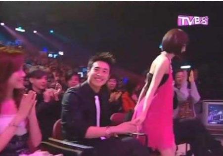 潘玮柏带小14岁娇妻现身机场,潘玮柏娶了一只鸡