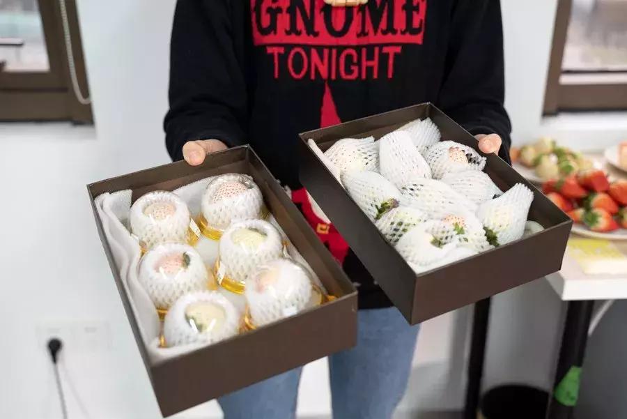 一下子吃了30颗草莓,吃了半斤草莓