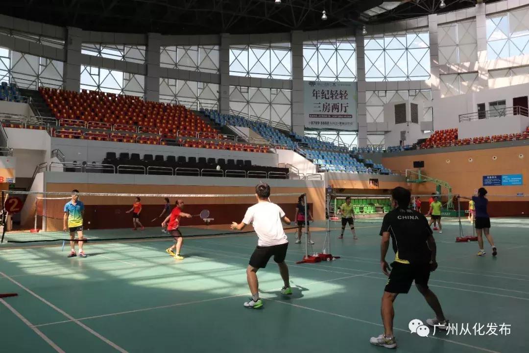 健身大神在健身房被围观,健身达人公园现身