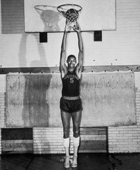 张伯伦异于常人的身体！扣篮把对手脚趾砸骨折，双手举起人如玩偶