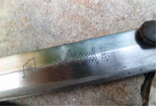 抗战时期缴获日本兵的照片,抗战老兵缴获日本军刀