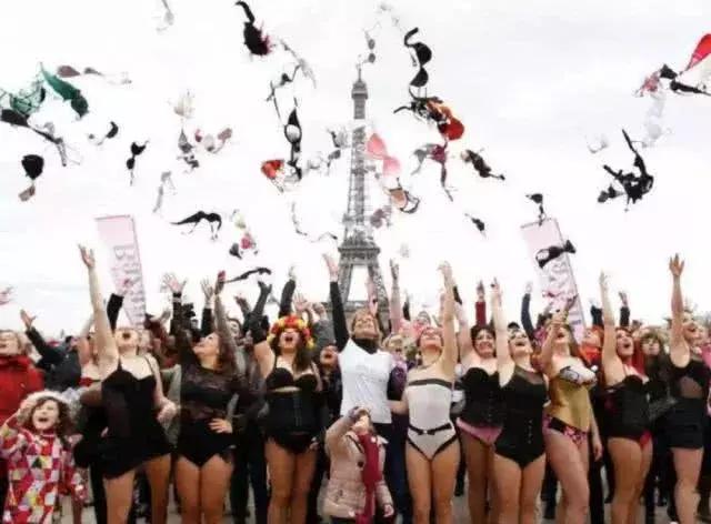 雪莉,热依扎“真空”PK,不穿内衣和吊带露胸哪个更放飞?