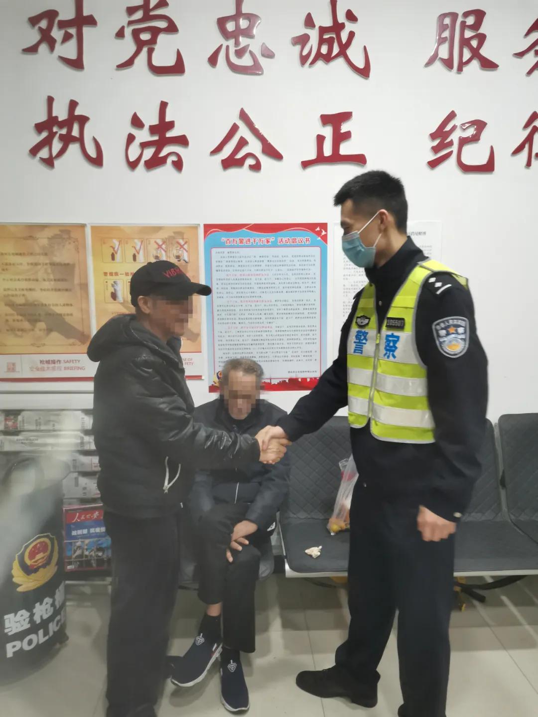 两位七旬老人浑身湿透,白发老奶奶在雨中