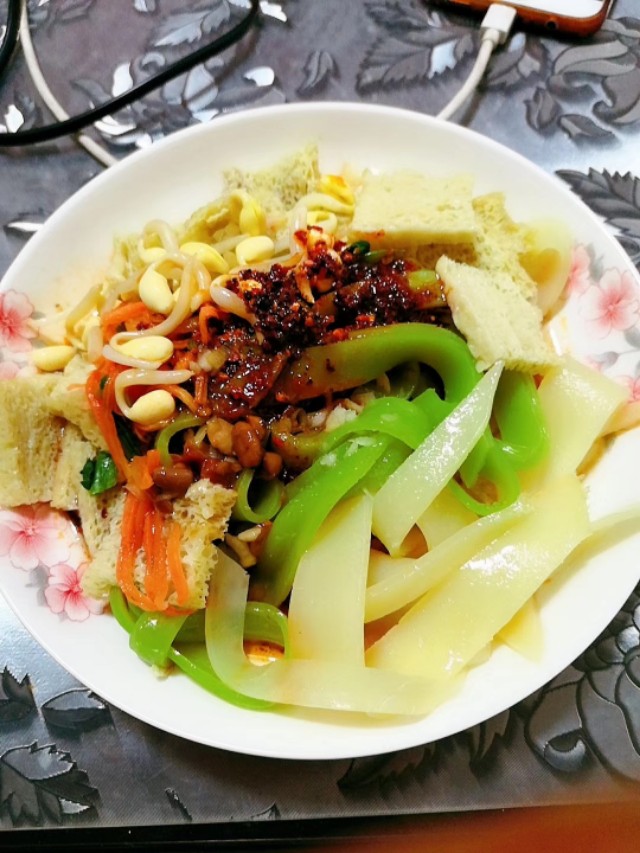 五彩凉皮的做法和配方视频,五彩凉皮的家常做法